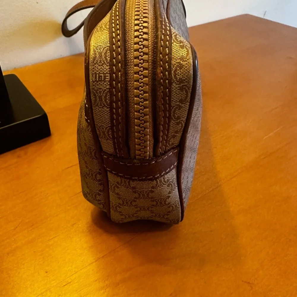 Celine Vintage Buff Triomphe Wristlet. EUC. - Picture 4 of 12